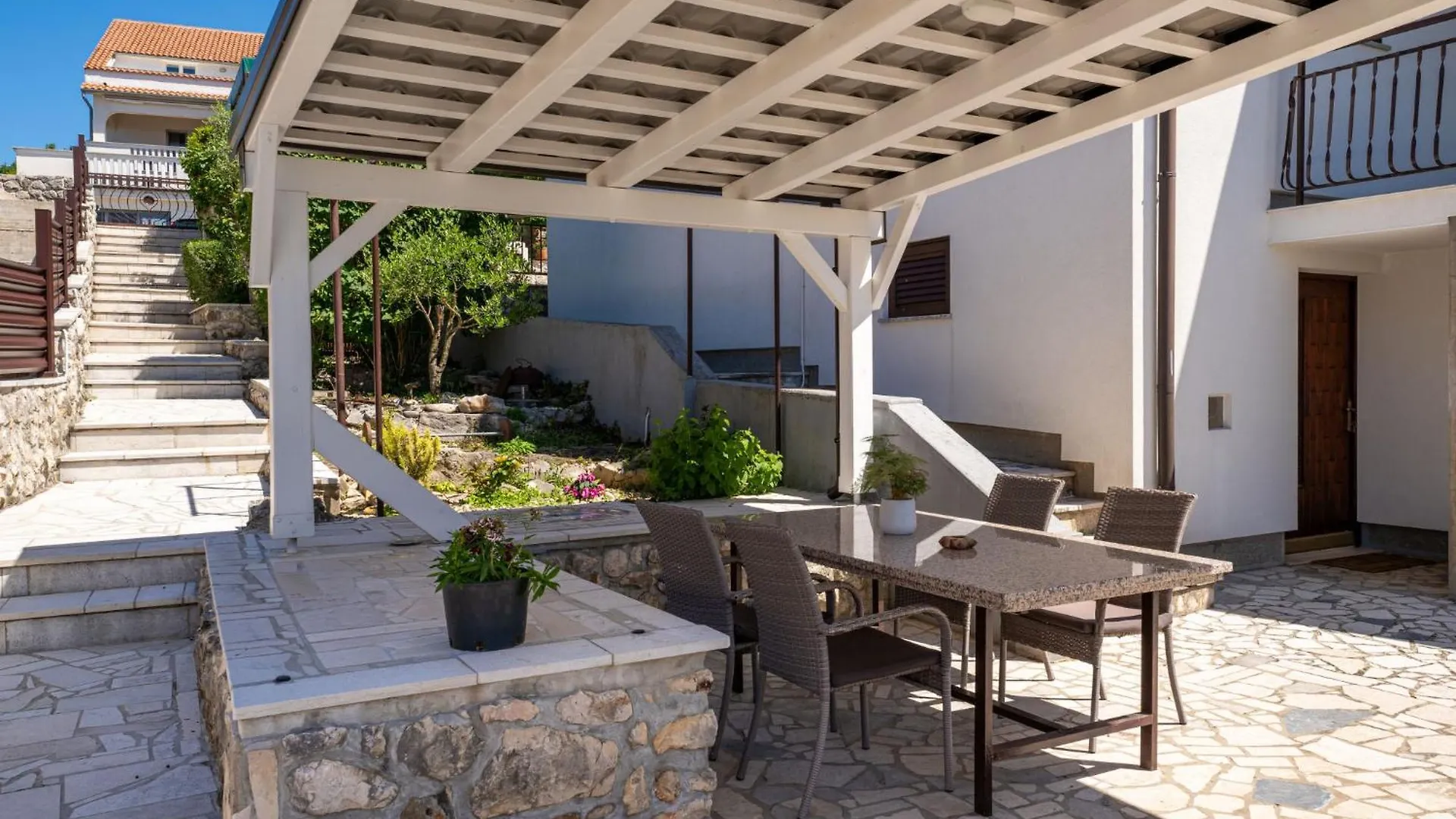 Apartment Albaneze Njivice