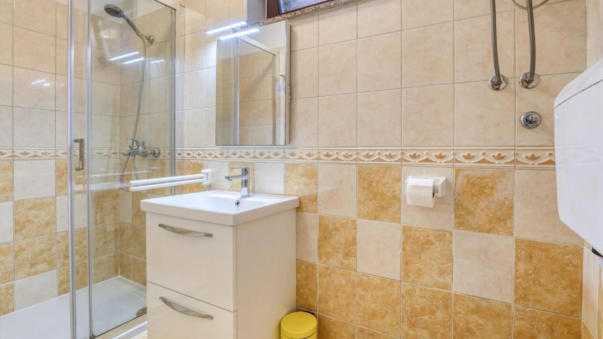 Apartment Albaneze Njivice